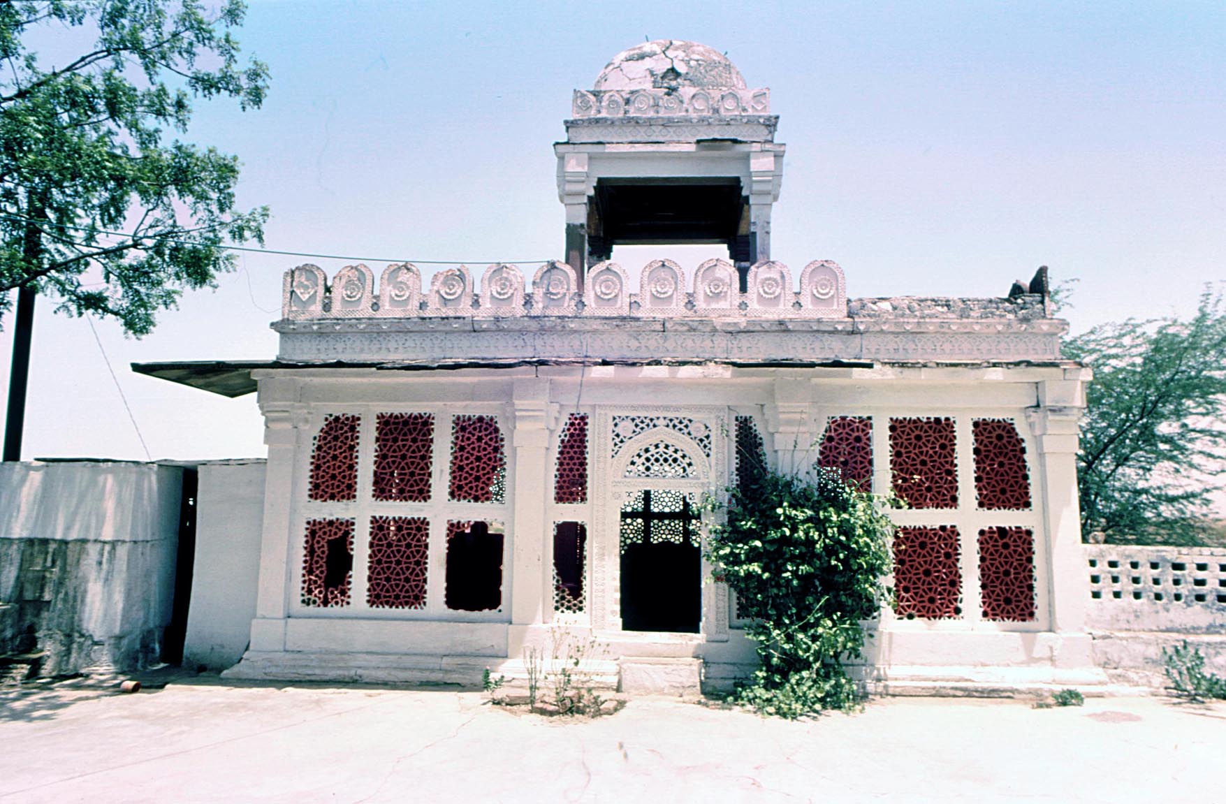 Dholpur,_Bibi_Zarrina%27s_tomb,_looking_east